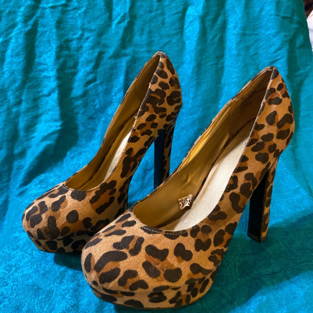Mossimo Cheetah heels size 6.5